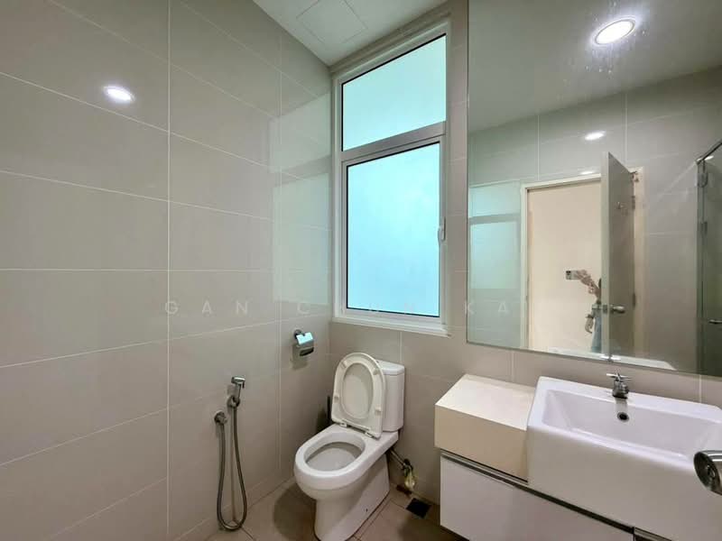Kondominium untuk Disewa di Ferringhi Residence - Gan Chun Kai - Bathroom - PropertyGuru.com.my