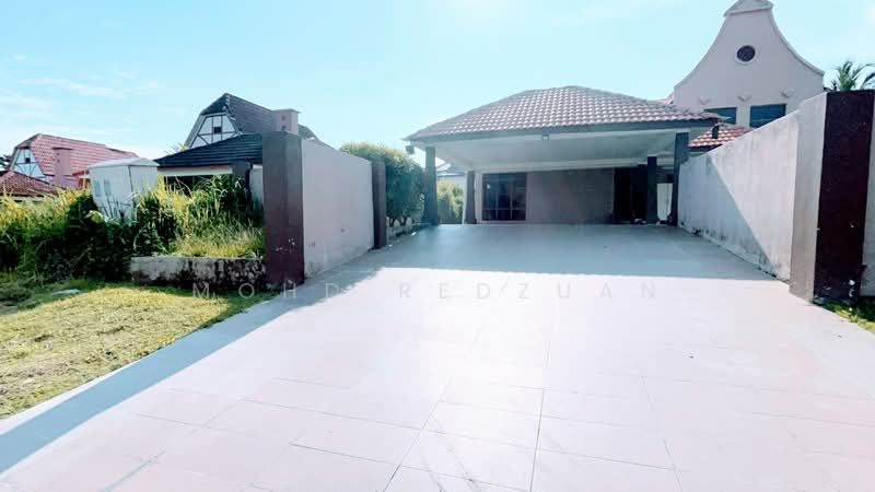 Rumah Banglo untuk Dijual di Alor Gajah (Melaka) - Mohd Redzuan - Car Park - PropertyGuru.com.my