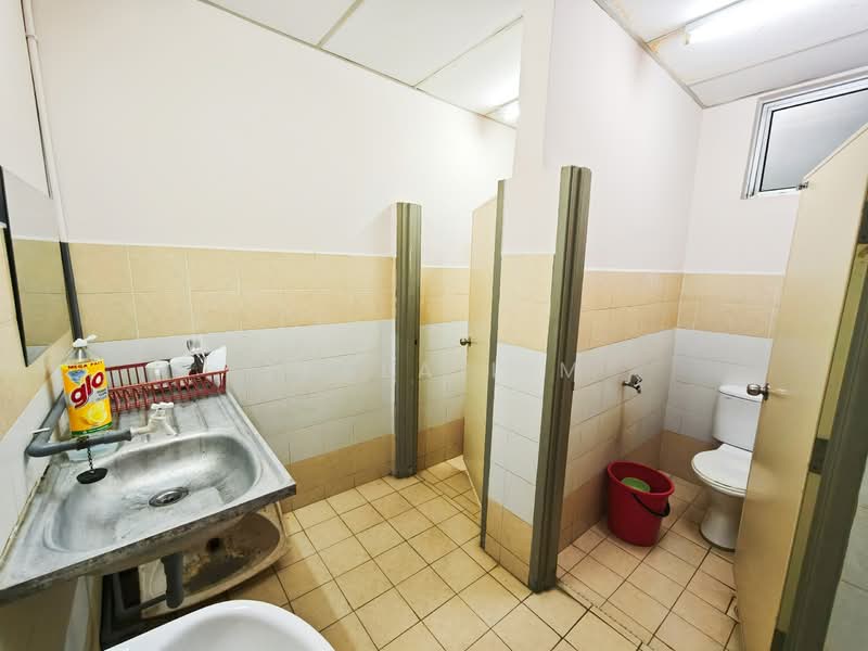 Shop / Office for Rent in Taman Molek (Johor Bahru) - Shela Lim - Bathroom - PropertyGuru.com.my