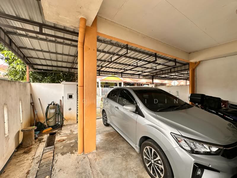 Rumah Teres 1 Tingkat untuk Dijual di Seksyen 30 (Shah Alam) - Shiqin Saidin - Car Park - PropertyGuru.com.my