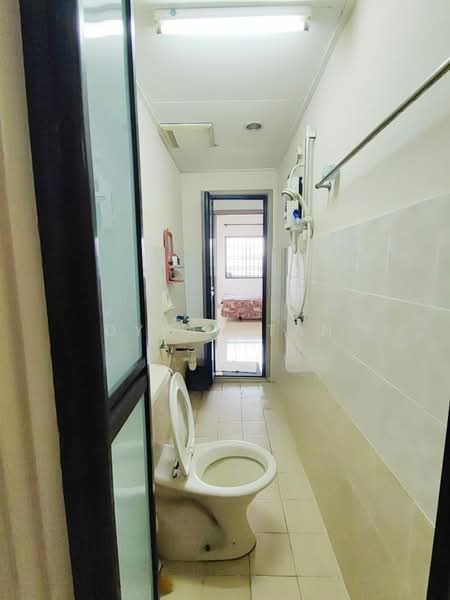 Pangsapuri untuk Dijual di Bayu Puteri 3 - Dylan Tan - Bathroom - PropertyGuru.com.my