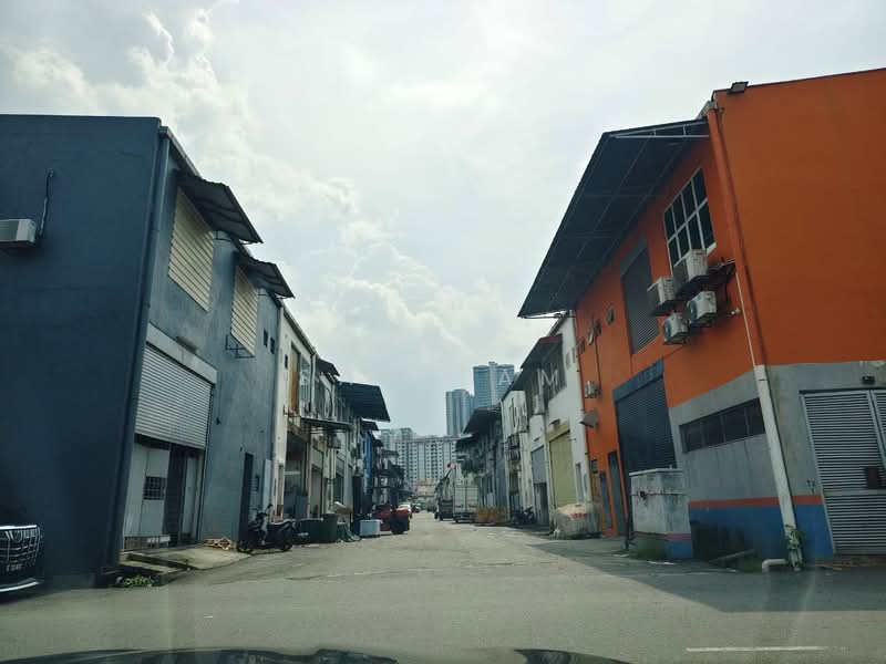Kilang untuk Dijual di Taman Perindustrian Bukit Serdang (Seri Kembangan) - Sam Lam - Exterior - PropertyGuru.com.my