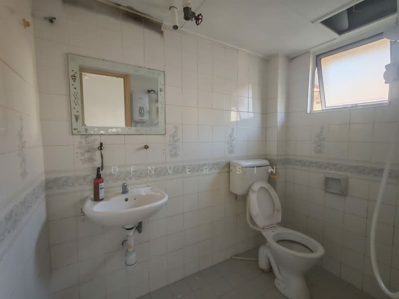 Pangsapuri untuk Dijual di Subang Perdana Goodyear Court 3 - Denver Sin - Bathroom - PropertyGuru.com.my