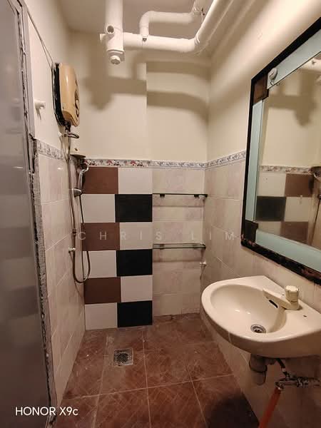 Pangsapuri untuk Disewa di Sri Bahagia Court - Chris Lim - Bathroom - PropertyGuru.com.my