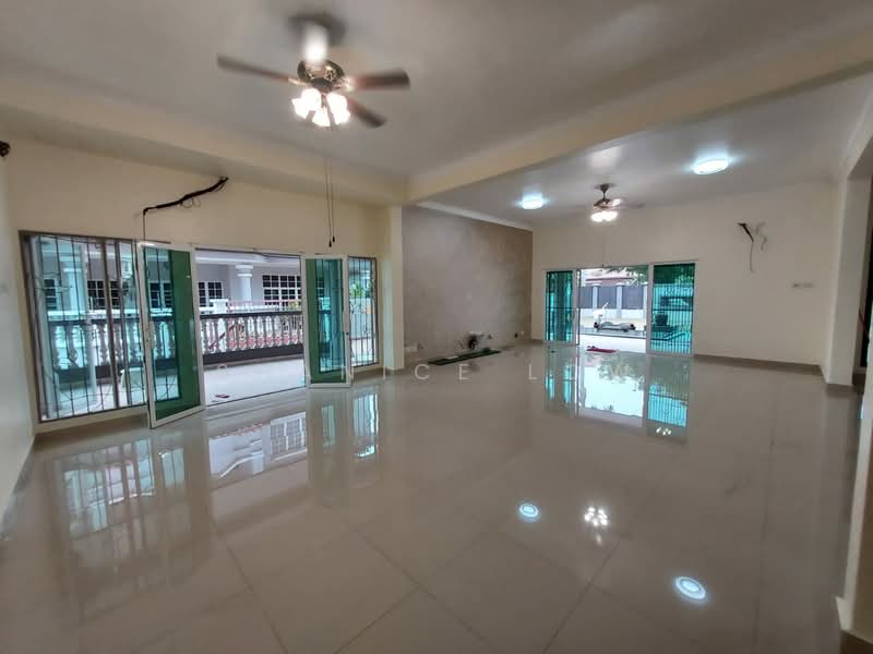 Rumah Berkembar untuk Dijual di Bandar Puteri Puchong (Puchong) - Shanice Low - Living Room - PropertyGuru.com.my