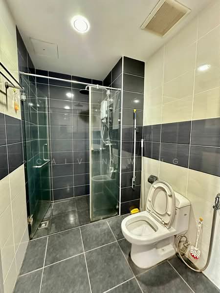 Service Residence for Sale at D'Inspire Residence (Inspira Bestari) - Calvin Wong - Bathroom - PropertyGuru.com.my