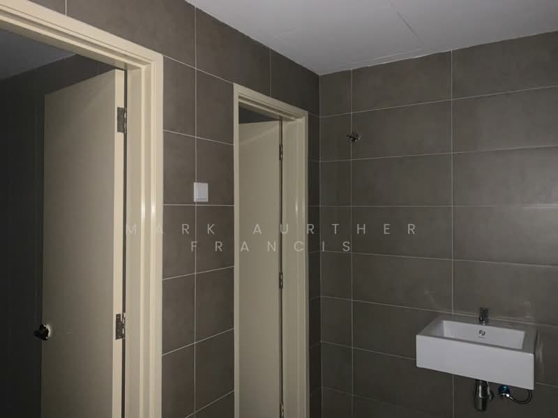 Retail Space for Sale in Pusat Perdagangan Seri Kembangan (Seri Kembangan) - Mark Aurther Francis - Bathroom - PropertyGuru.com.my