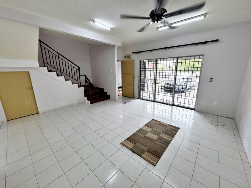 Rumah Teres 2 Tingkat untuk Dijual di Bandar Bukit Mahkota (Bangi) - Herman Sazwan Nor Rahim - Living Room - PropertyGuru.com.my