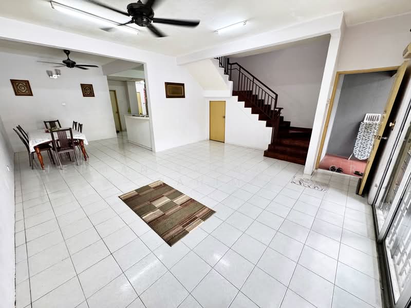 Rumah Teres 2 Tingkat untuk Dijual di Bandar Bukit Mahkota (Bangi) - Herman Sazwan Nor Rahim - Living Room - PropertyGuru.com.my