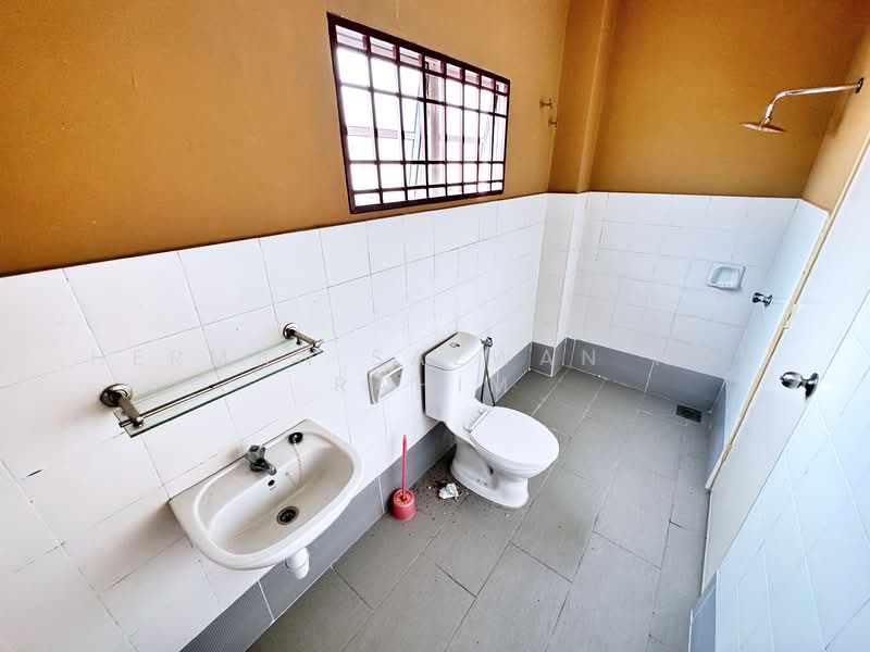 Rumah Teres 2 Tingkat untuk Dijual di Bandar Bukit Mahkota (Bangi) - Herman Sazwan Nor Rahim - Bathroom - PropertyGuru.com.my