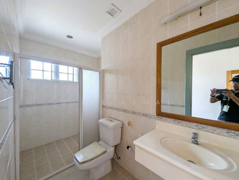 Bungalow for Sale in Perdana Lakeview East (Cyberjaya) - Dinie Akmal - Bathroom - PropertyGuru.com.my