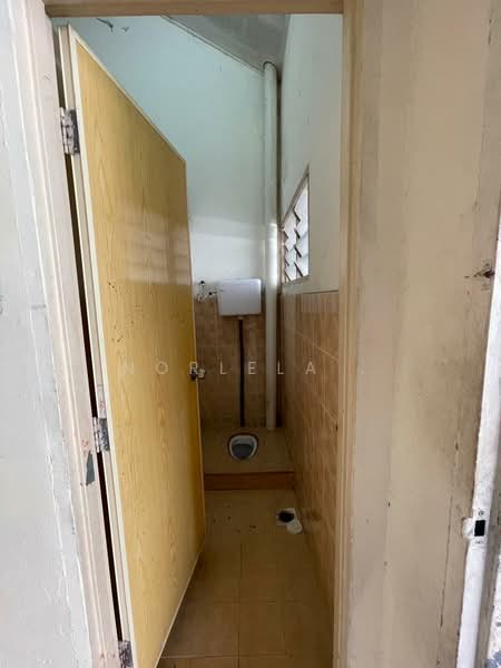 1-storey Terraced House for Sale in Tongkang Pechah (Batu Pahat) - Norlela . - Bathroom - PropertyGuru.com.my