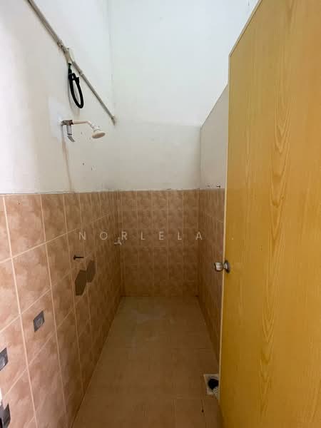 1-storey Terraced House for Sale in Tongkang Pechah (Batu Pahat) - Norlela . - Bathroom - PropertyGuru.com.my