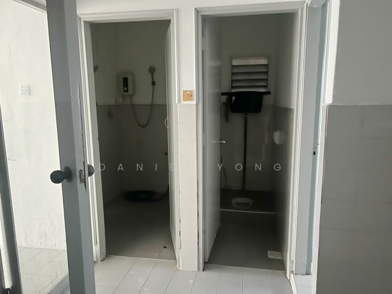 1-storey Terraced House for Sale in Taman Johor Jaya (Johor Bahru) - Daniel Yong - Bathroom - PropertyGuru.com.my