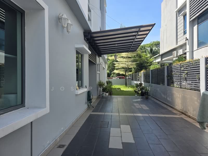 Semi-Detached House for Sale in Shah Alam (Selangor) - Joseph Chan - side yard - PropertyGuru.com.my