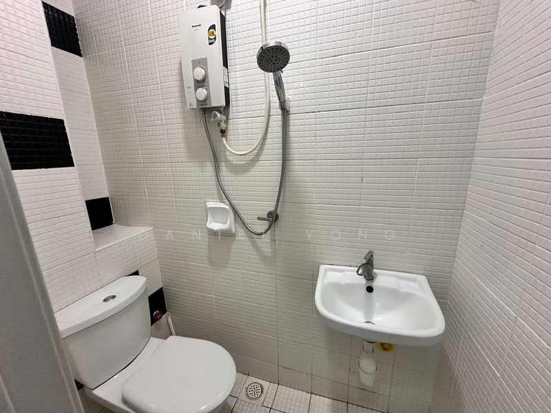 Servis Apartment untuk Dijual di The Sky Executive Suites - Daniel Yong - Bathroom - PropertyGuru.com.my