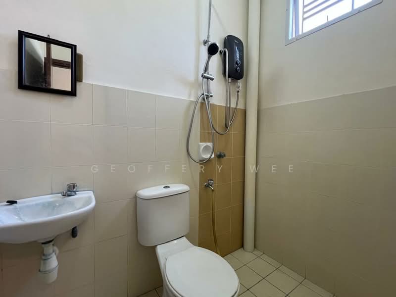 Rumah Teres 1 Tingkat untuk Disewa di Taman Sutera Wangi (Batu Berendam) - Geoffery Wee - Bathroom - PropertyGuru.com.my
