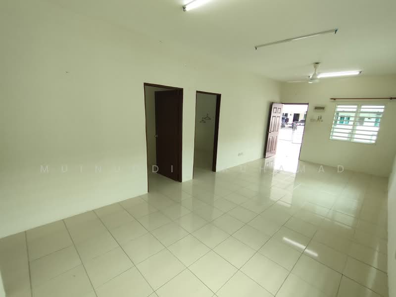 Cluster House for Sale in Sitiawan (Perak) - Muinuddin Muhamad - Living Room - PropertyGuru.com.my