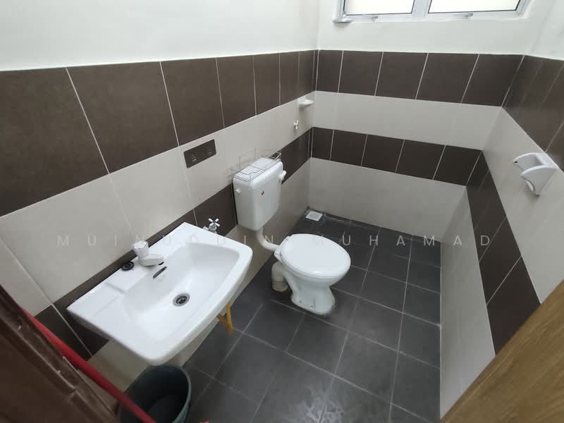 Cluster House for Sale in Sitiawan (Perak) - Muinuddin Muhamad - Bathroom - PropertyGuru.com.my