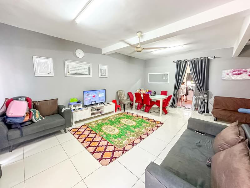 Rumah Teres untuk Dijual di Garden Avenue (Seremban 2) - Ahmad Fikri Amer Hamzah - Living Room - PropertyGuru.com.my