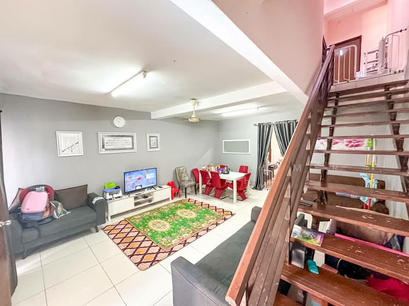 Rumah Teres untuk Dijual di Garden Avenue (Seremban 2) - Ahmad Fikri Amer Hamzah - Living Room - PropertyGuru.com.my