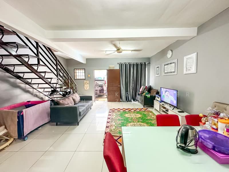 Rumah Teres untuk Dijual di Garden Avenue (Seremban 2) - Ahmad Fikri Amer Hamzah - Living Room - PropertyGuru.com.my