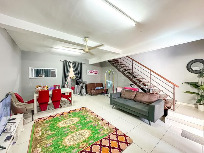 Rumah Teres untuk Dijual di Garden Avenue (Seremban 2) - Ahmad Fikri Amer Hamzah - Living Room - PropertyGuru.com.my