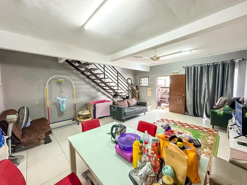 Rumah Teres untuk Dijual di Garden Avenue (Seremban 2) - Ahmad Fikri Amer Hamzah - Living Room - PropertyGuru.com.my