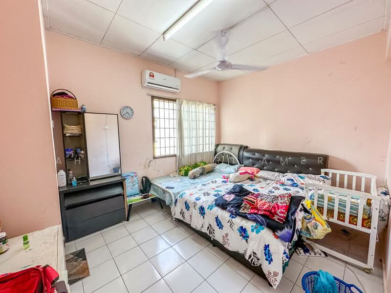 Rumah Teres untuk Dijual di Garden Avenue (Seremban 2) - Ahmad Fikri Amer Hamzah - Bedroom - PropertyGuru.com.my
