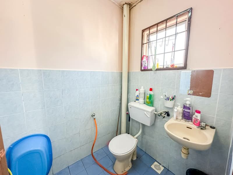 Rumah Teres untuk Dijual di Garden Avenue (Seremban 2) - Ahmad Fikri Amer Hamzah - Bathroom - PropertyGuru.com.my