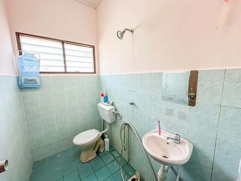 Rumah Teres untuk Dijual di Garden Avenue (Seremban 2) - Ahmad Fikri Amer Hamzah - Bathroom - PropertyGuru.com.my