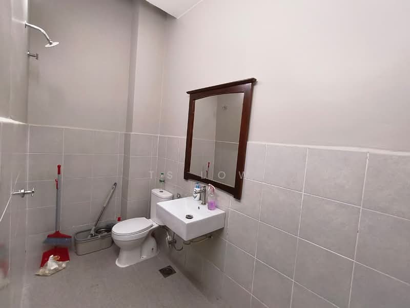 1-storey Terraced House for Sale in Kampung Batu 9 Kebun Baru (Telok Panglima Garang) - TS Low - Bathroom - PropertyGuru.com.my