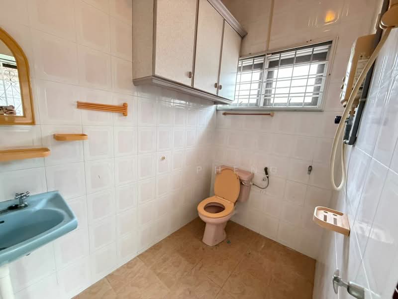 Semi-Detached House for Sale in Taman Bukit Beruang (Bukit Baru) - Vinc Pheng - Bathroom - PropertyGuru.com.my