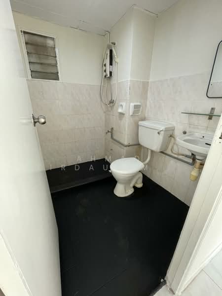 Pangsapuri untuk Dijual di SD Tiara Apartment - Ahmad Firdaus Mahmod - Bathroom - PropertyGuru.com.my