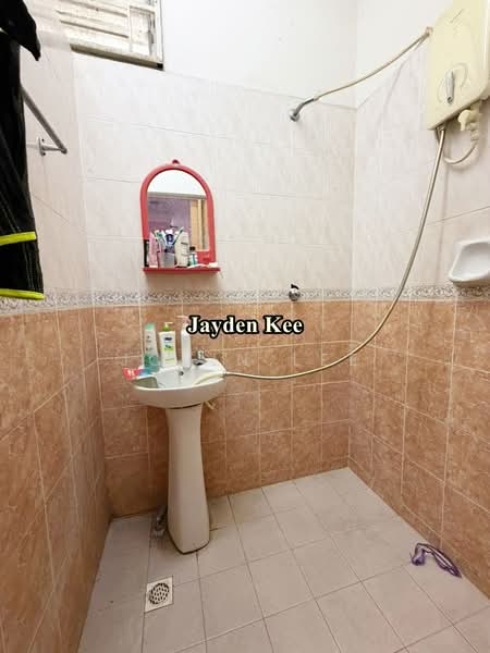 Rumah Teres 1 Tingkat untuk Dijual di Taman Jawi Indah (Sungai Jawi) - Jovin Lee - Bathroom - PropertyGuru.com.my