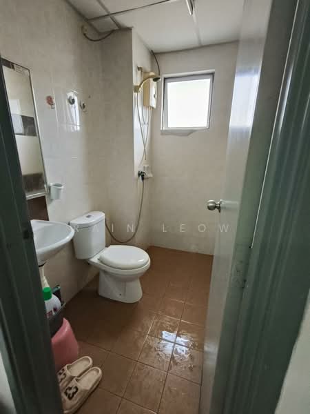 Servis Apartment untuk Dijual di The Academia @ South City Plaza - Rain Leow - Bathroom - PropertyGuru.com.my