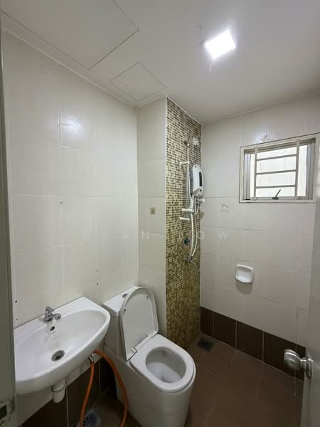 Kondominium untuk Dijual di Suasana Lumayan - Ryan Low - Bathroom - PropertyGuru.com.my
