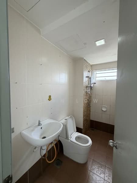 Kondominium untuk Dijual di Suasana Lumayan - Ryan Low - Bathroom - PropertyGuru.com.my