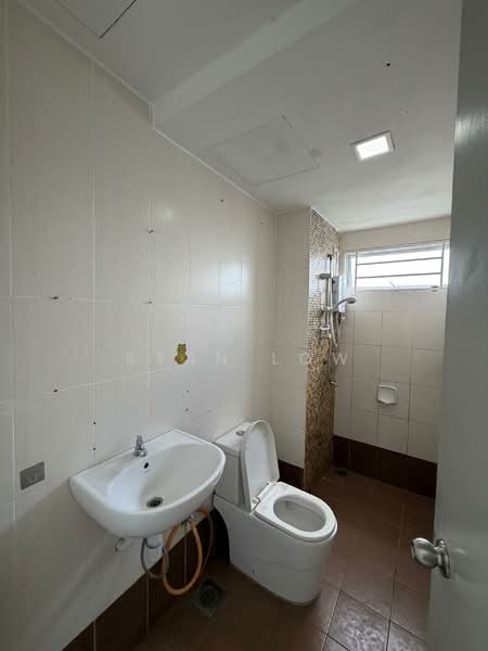 Kondominium untuk Dijual di Suasana Lumayan - Ryan Low - Bathroom - PropertyGuru.com.my