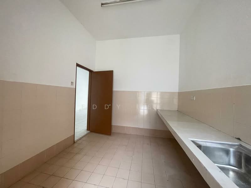 2.5-storey Terraced House for Rent in Seri Kembangan (Selangor) - Eddy Lee - Kitchen - PropertyGuru.com.my