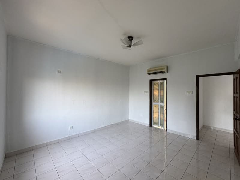 Condominium for Sale at Villa Lagenda - Tracy Lee - Living Room - PropertyGuru.com.my