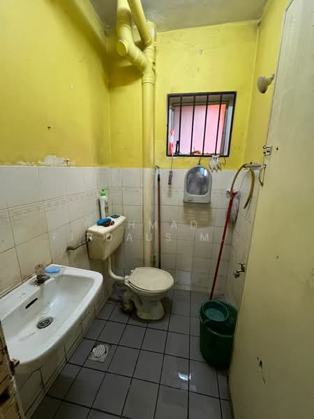 Apartment for Sale at Astana Alam Apartment 2 - Ahmad Firdaus Mahmod - Bathroom - PropertyGuru.com.my