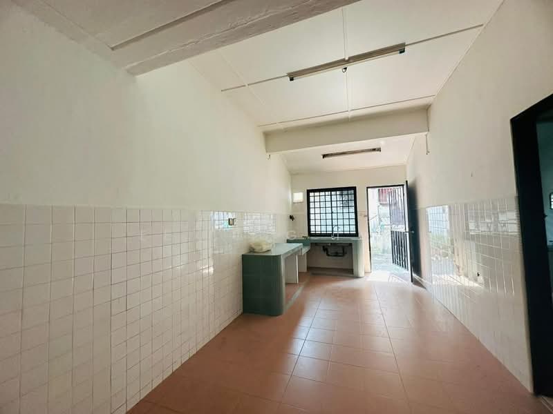 Rumah Teres 1 Tingkat untuk Dijual di Taman Johor Jaya (Johor Bahru) - Ee Fong Toh - Kitchen - PropertyGuru.com.my