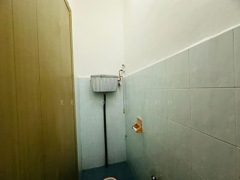 Rumah Teres 1 Tingkat untuk Dijual di Taman Johor Jaya (Johor Bahru) - Ee Fong Toh - Bathroom - PropertyGuru.com.my