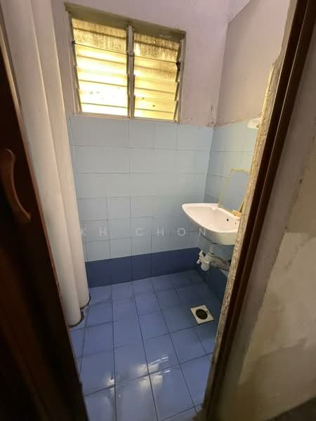 Rumah Flat untuk Dijual di Taman Pendamar Indah 2 - KH Chong - Bathroom - PropertyGuru.com.my