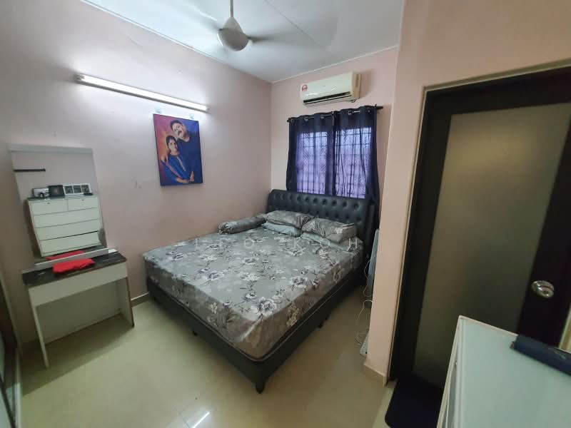 2-storey Terraced House for Sale in Bandar Putra Permai (Seri Kembangan) - Leo Koh - Bedroom - PropertyGuru.com.my