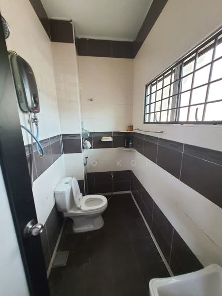 2-storey Terraced House for Sale in Bandar Putra Permai (Seri Kembangan) - Leo Koh - Bathroom - PropertyGuru.com.my