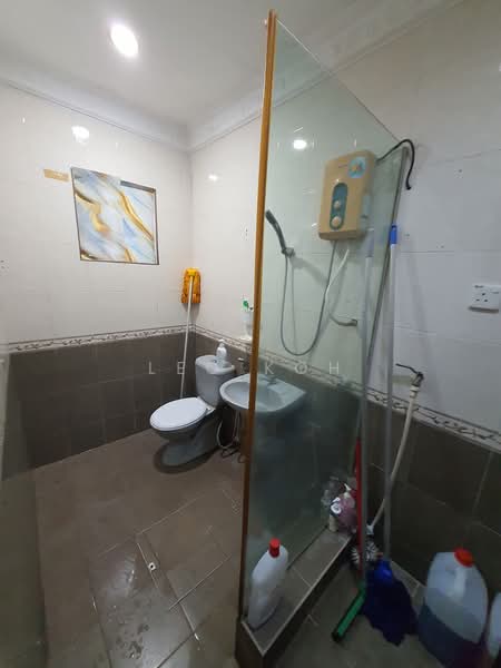 2-storey Terraced House for Sale in Bandar Putra Permai (Seri Kembangan) - Leo Koh - Bathroom - PropertyGuru.com.my