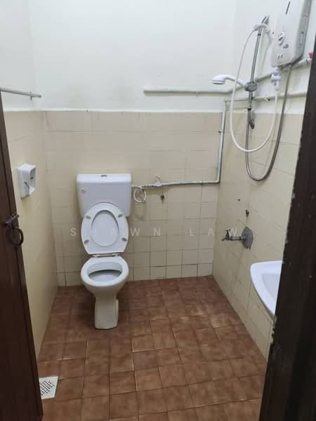 1-storey Terraced House for Rent in Taman Johor Jaya (Johor Bahru) - Shawn Law - Bathroom - PropertyGuru.com.my