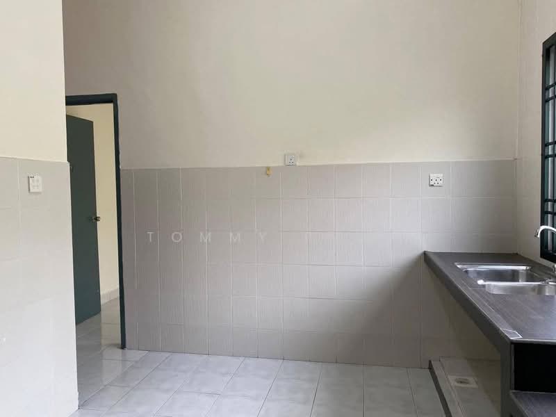 Rumah Teres 1 Tingkat untuk Disewa di Taman Seri Austin (Tebrau) - Tommy Phua - Kitchen - PropertyGuru.com.my